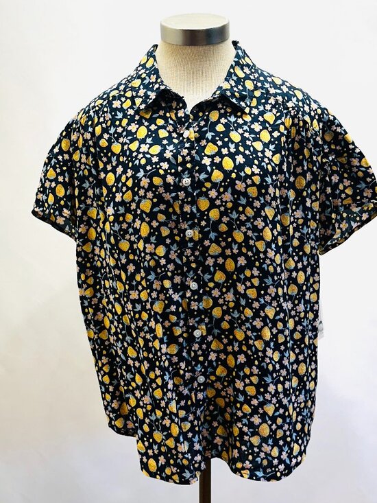 SO Tops - NWT SO Women Short Sleeve Button Down Collared Floral/Fruit Shirt Size XL